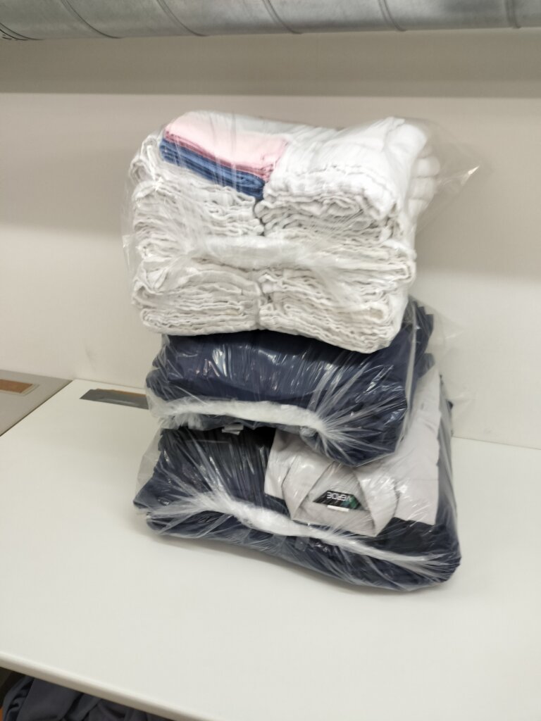 縦に積まれた袋入り洗濯物
