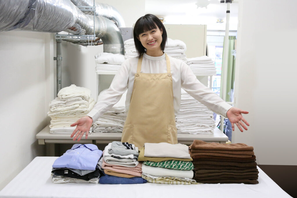 洗濯後のたたみや再検品作業の様子(品質管理の一環)
