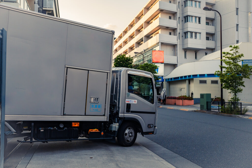 住宅街に停車している配送トラック