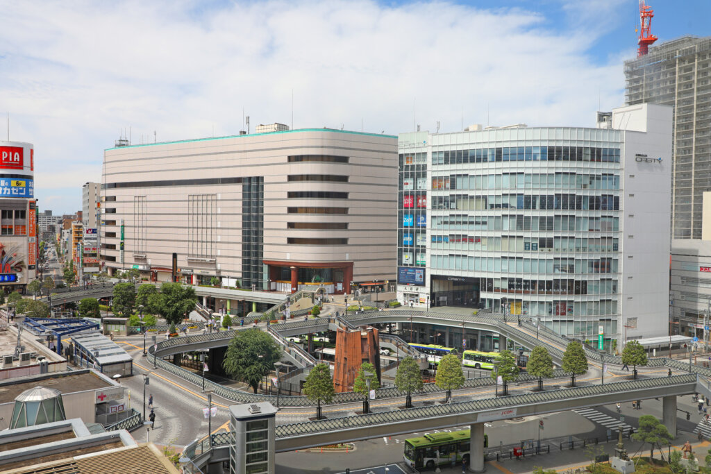 埼玉県大宮駅前の都市風景とバスターミナル