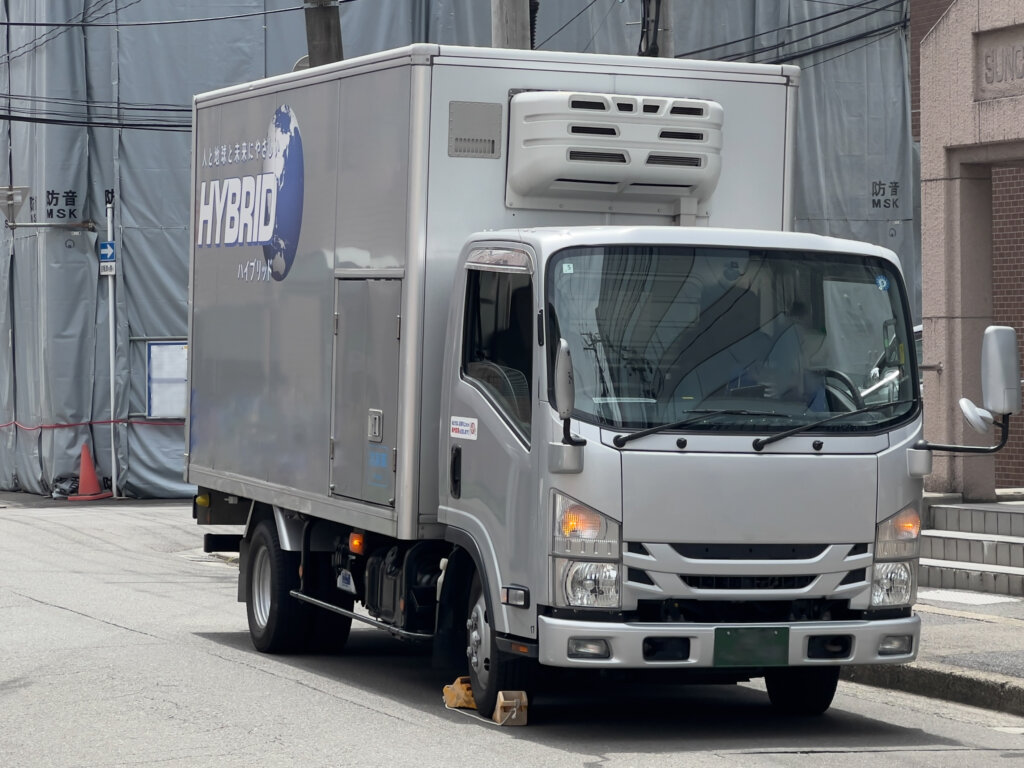 洗濯物の集荷・配送に使われる宅配トラック。埼玉エリアの法人向け洗濯代行でも活躍。
