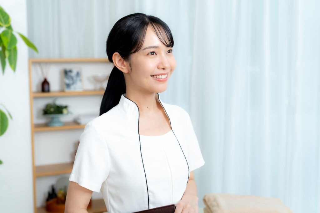 埼玉県内のエステ・整体サロンの施術スタッフ。洗濯代行サービスの導入検討シーン。