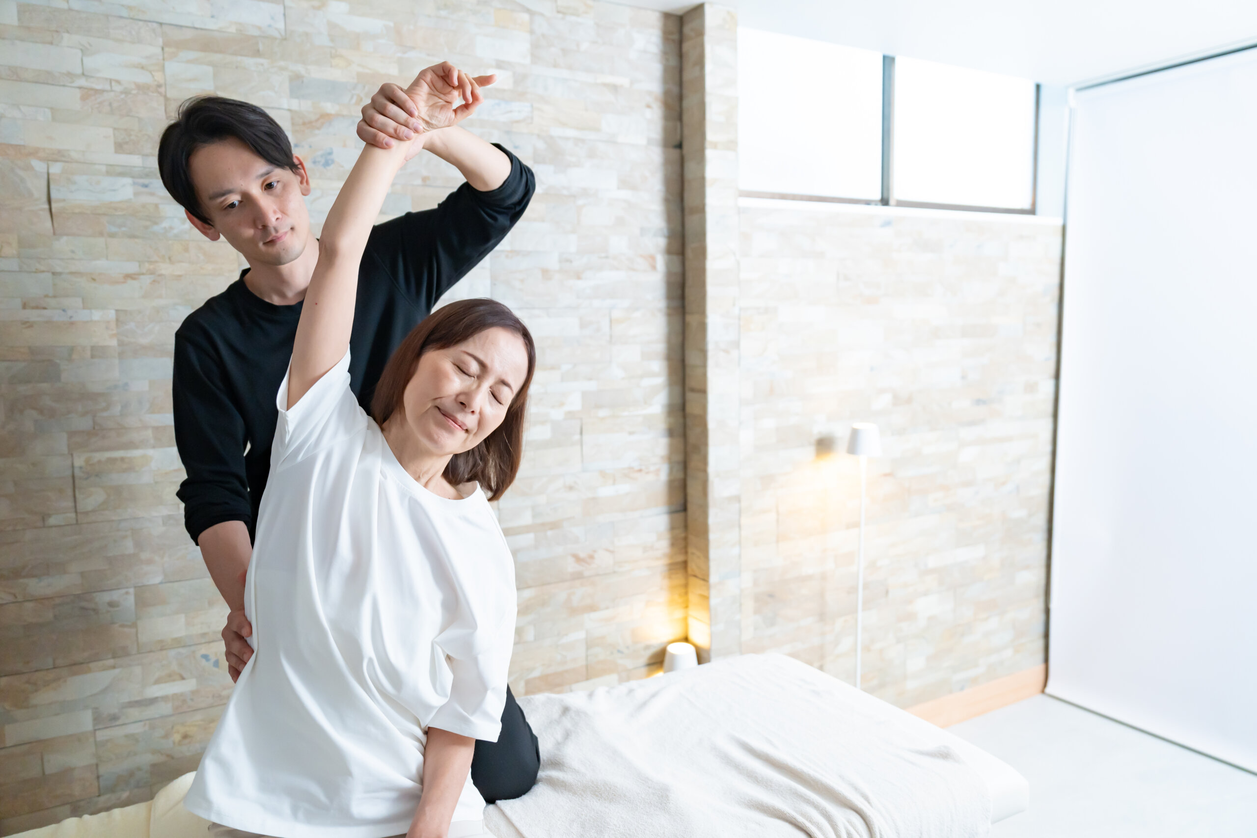 【郊外型の整体・整骨院様向け】施術着とフェイスタオルの洗濯代行｜週1回から宅配でおまかせできます（神奈川県の事例）