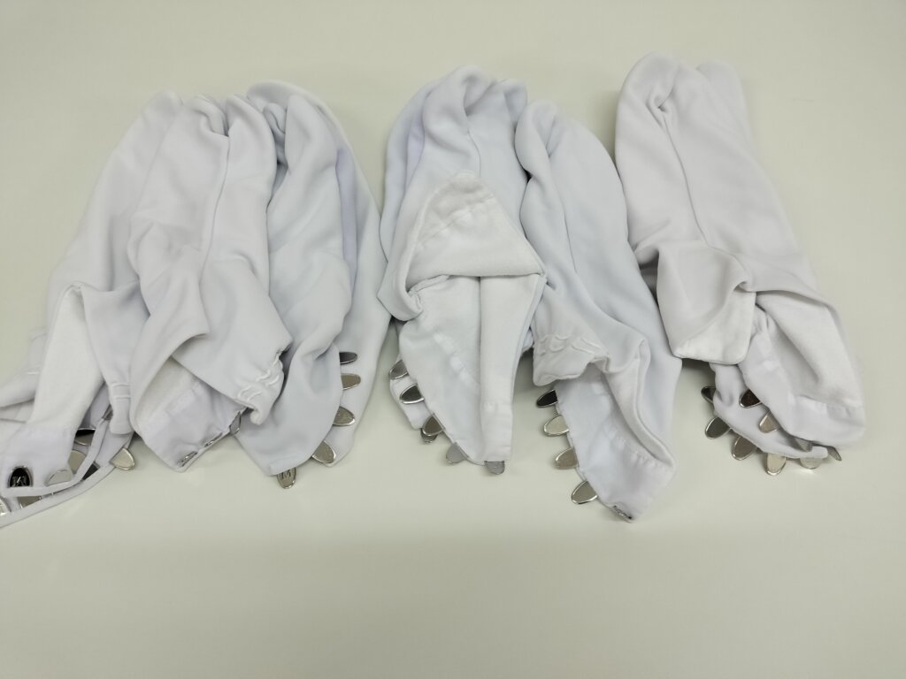 洗濯済みの足袋がサイズごとに並べられている様子