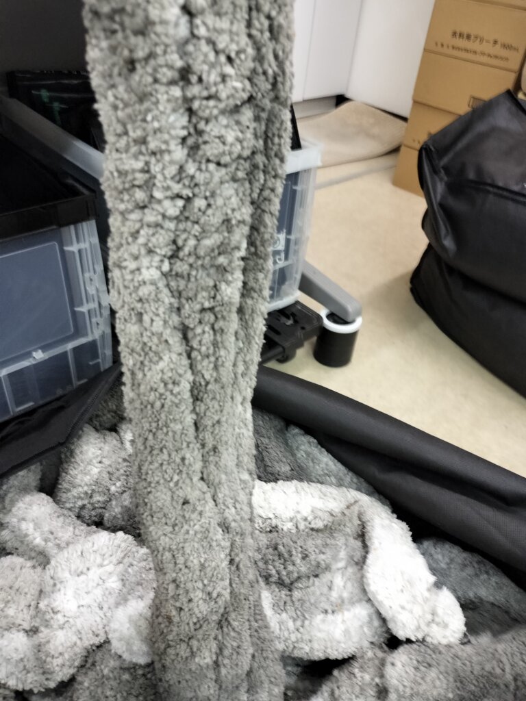 使用後の業務用モップの汚れの様子