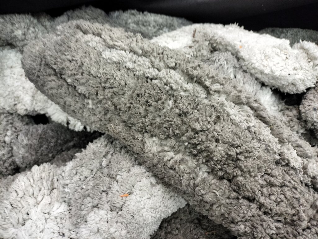 洗濯前の業務用モップが入った集荷バッグ