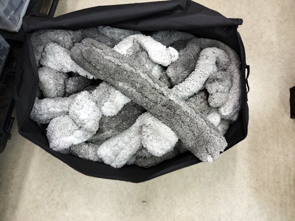 洗濯前の業務用モップが入った集荷バッグ