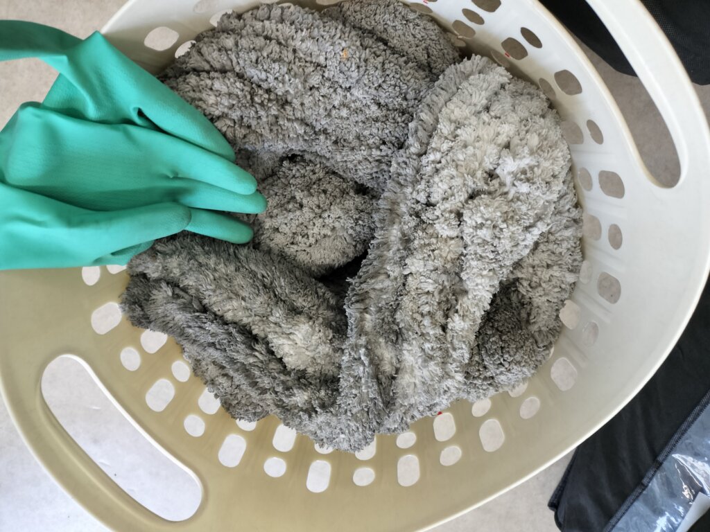洗濯前にゴム手袋で準備された業務用モップ