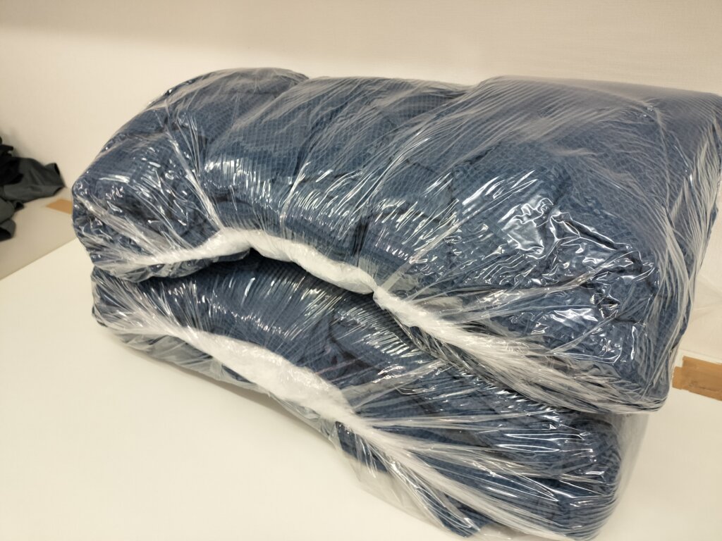 ビニールで梱包されたサウナポンチョ