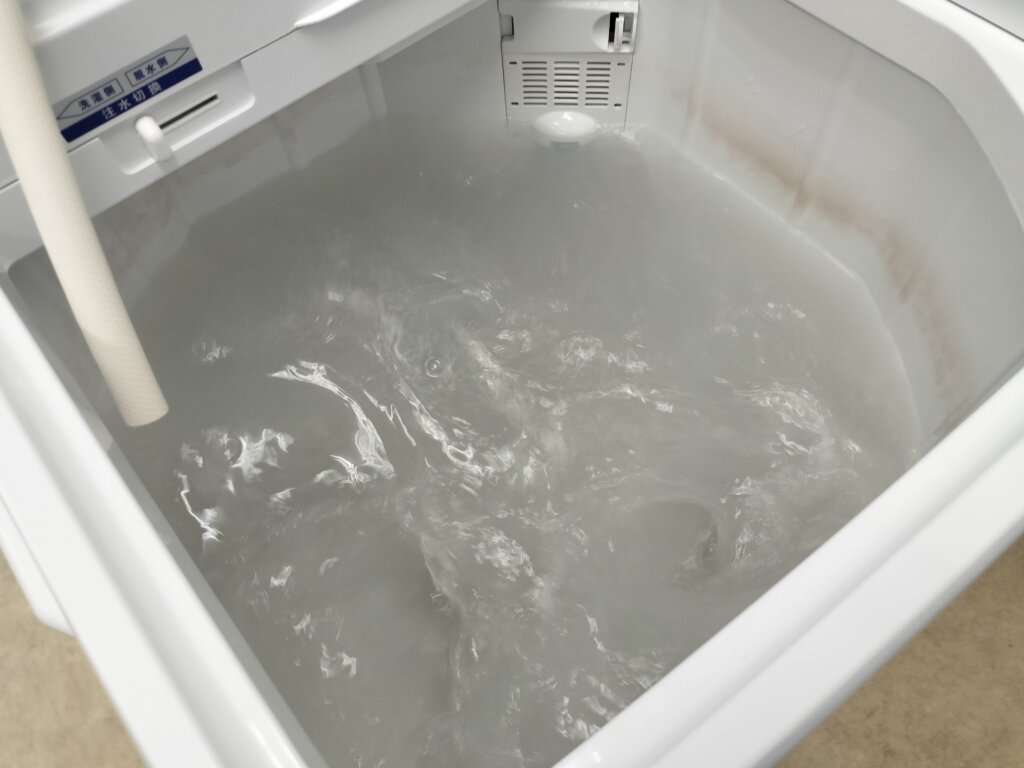 すすぎ工程に入った洗浄槽。水が薄く透明になっている
