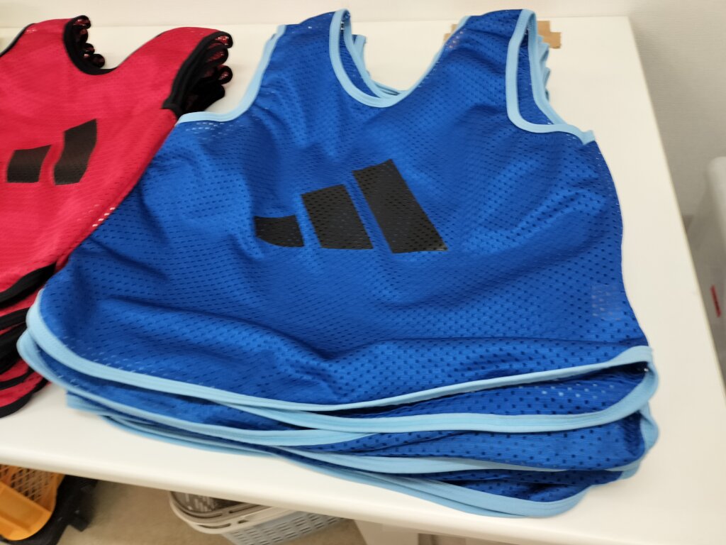 洗濯後にテーブル上で色ごとに広げられたメッシュビブス