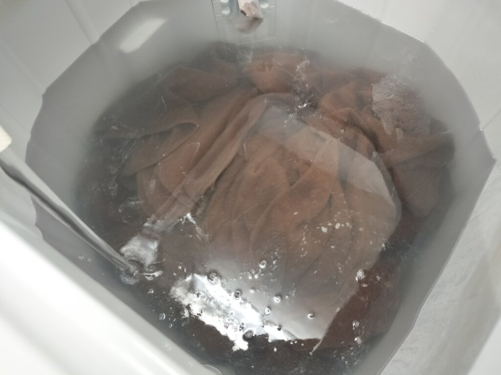 オイル付きタオルを漬け置き洗いしている様子