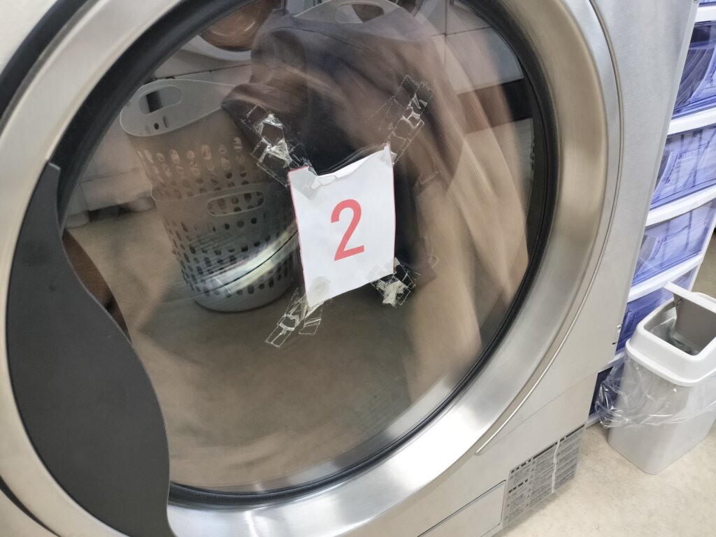 ドラム式乾燥機でタオルを乾かしている様子