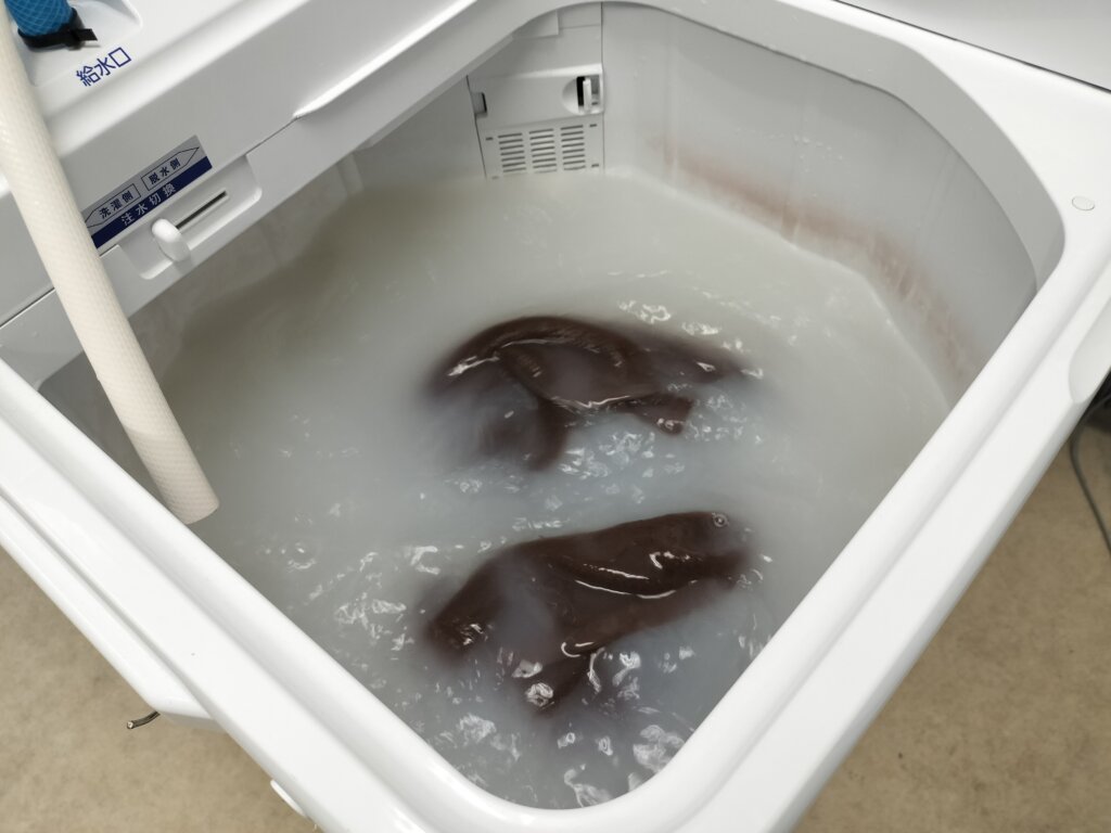 オイル付きタオルを漬け置き洗いしている様子