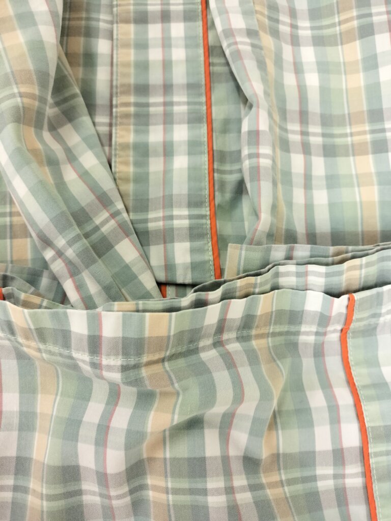 下から上へ折り返し、四角い形にまとめ始めている様子。