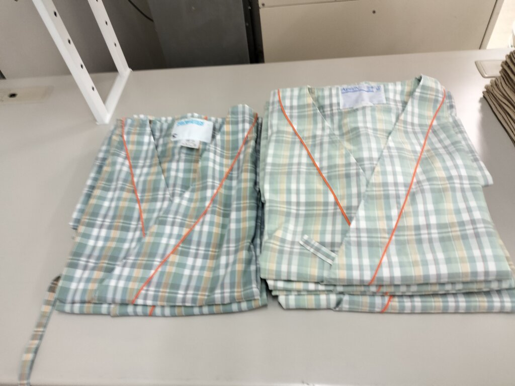たたみ途中の患者衣