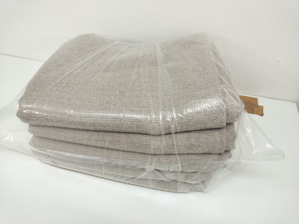 ビニール袋でまとめて包装されたテーブルクロス