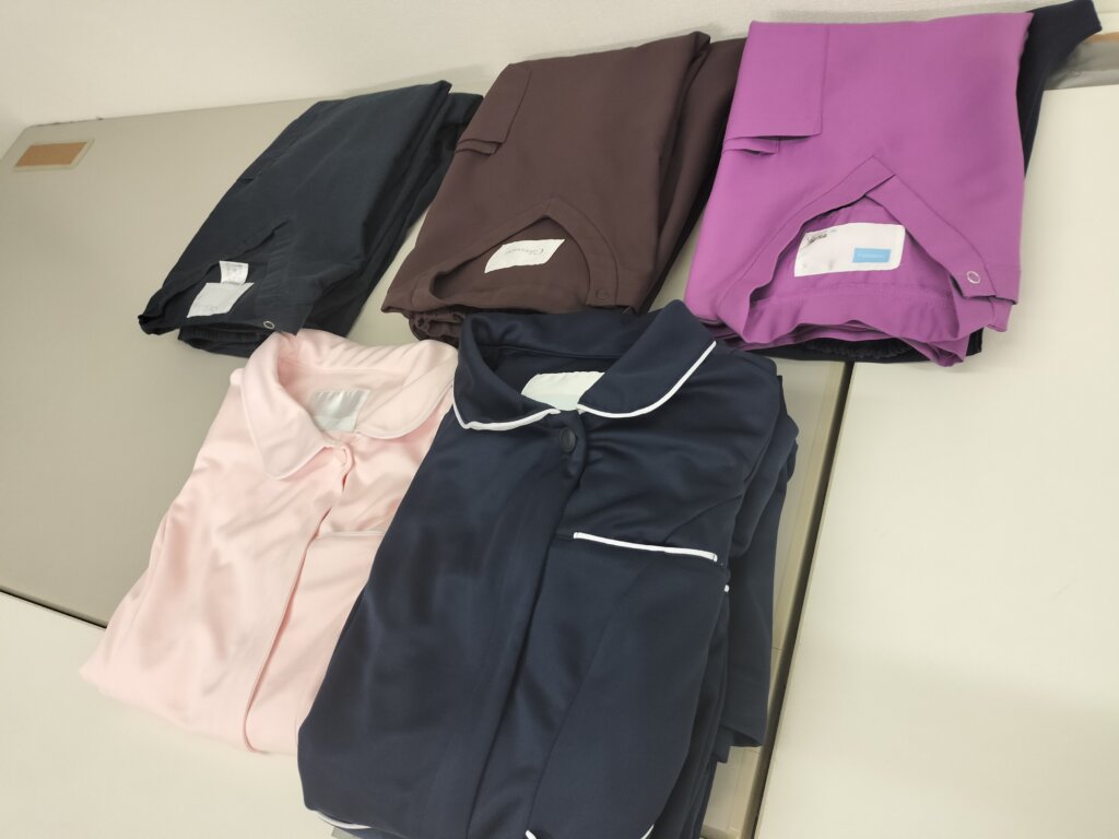 洗濯と乾燥が終わった医療制服をきれいにたたんだ仕上がり写真