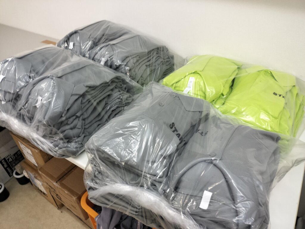 スタッフTシャツ グレー 黄緑 洗濯代行 色別たたみ仕上げ