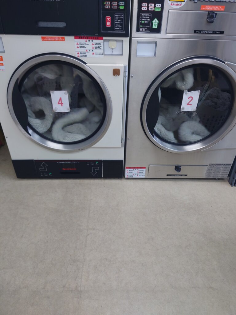 業務用乾燥機でモップを高温乾燥している様子