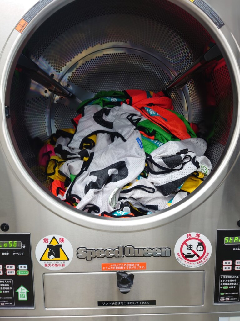 スポーツ用ビブスが業務用乾燥機Speed Queenに入れられた状態