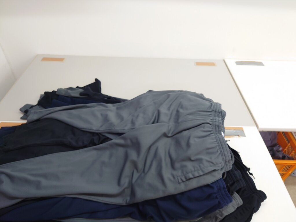 整体院用パンツをサイズごとに並べた様子