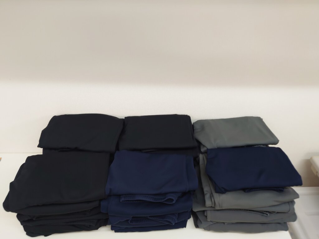 種類ごとにたたみ分けされたTシャツとパンツ