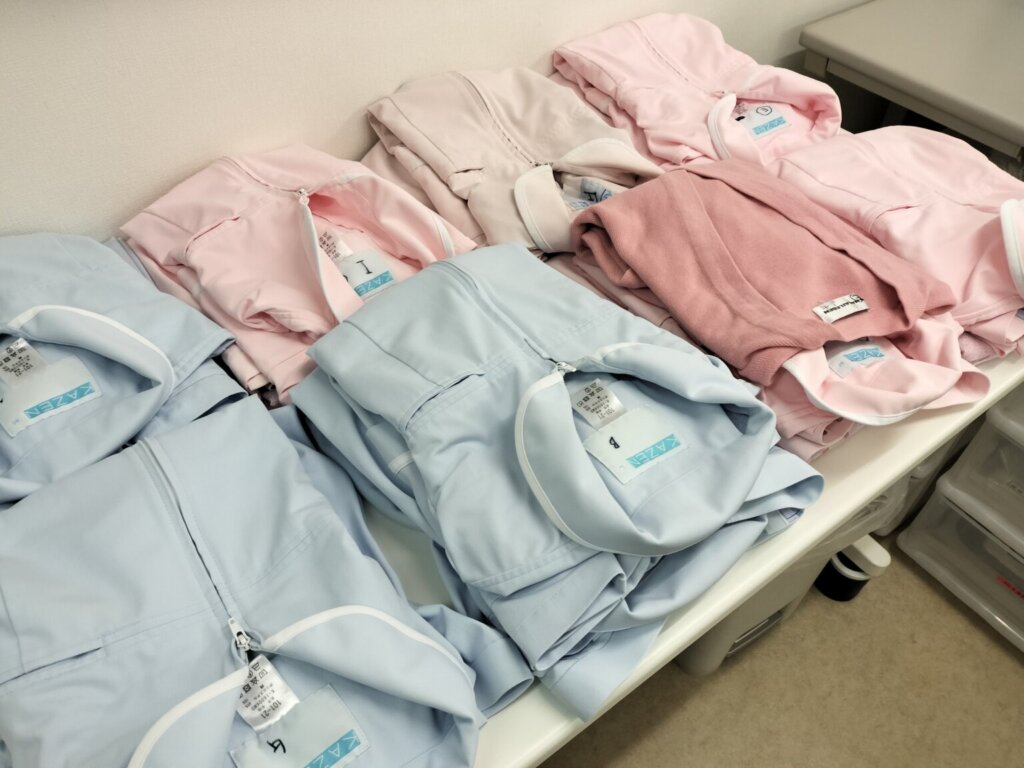 色ごとに仕分けられた白衣やナースワンピース。洗濯代行で効率的にまとめ洗い。