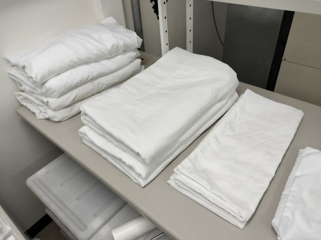 ベッドリネンやタオル類を客室ごとにまとめてセット納品する洗濯代行サービス