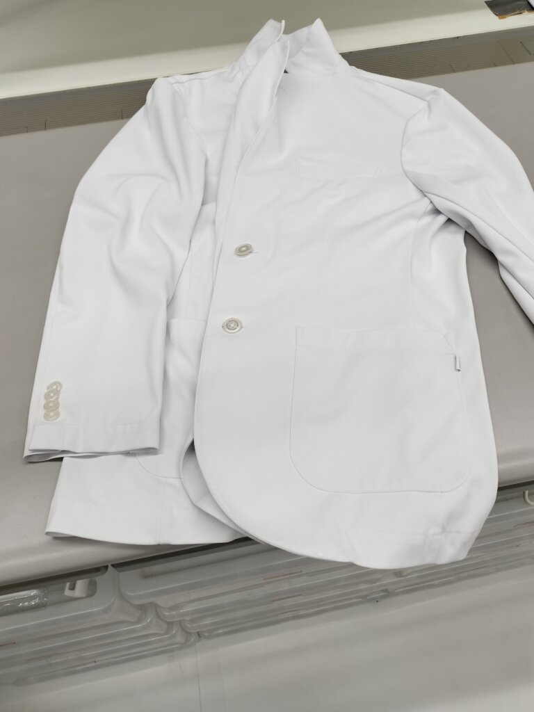 洗濯代行で仕上げた真っ白な白衣(前面)