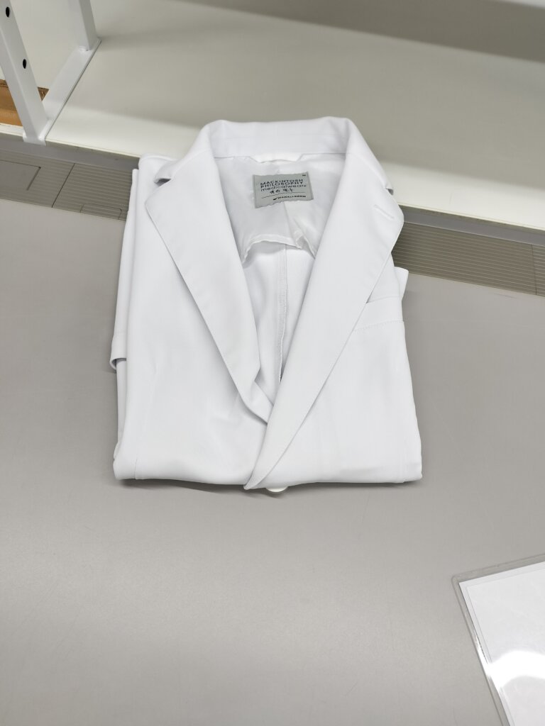 洗濯代行で仕上げた真っ白な白衣(前面)