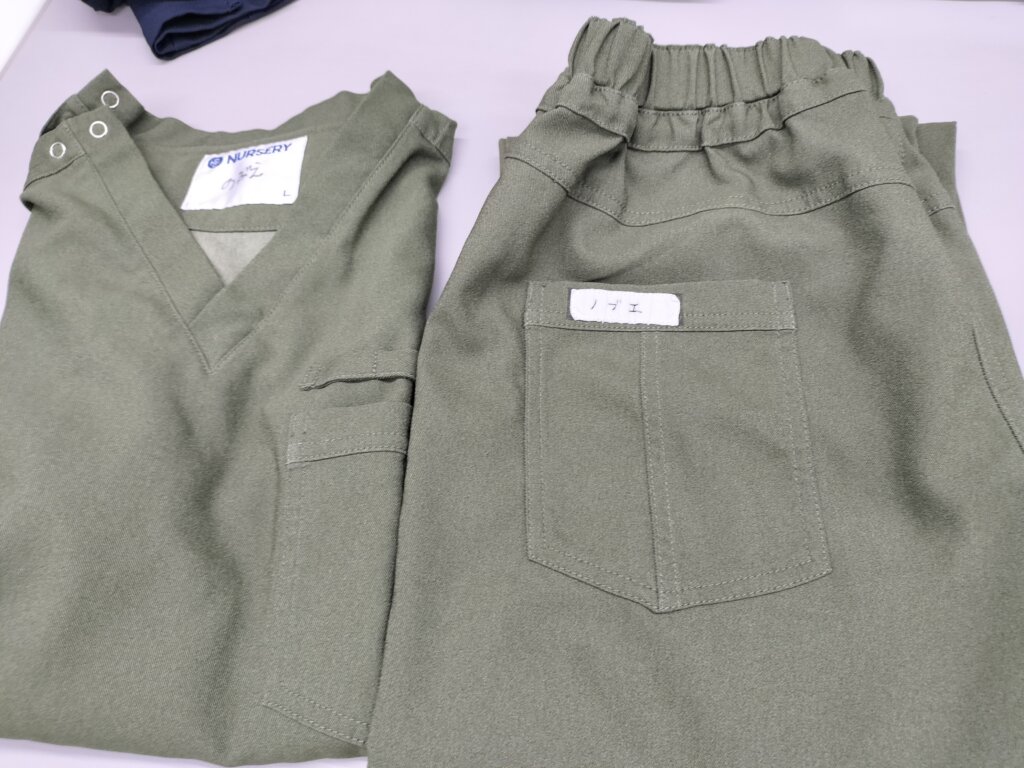 緑色のスクラブ上下セット(洗濯代行後の清潔な仕上がり)