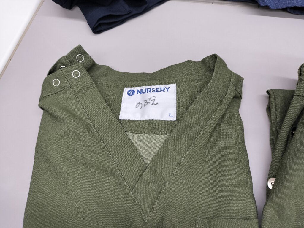 緑色のスクラブ上下セット(洗濯代行後の清潔な仕上がり)