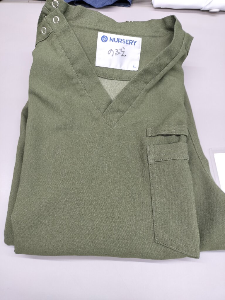 洗濯代行で畳まれたスクラブと白衣のセット