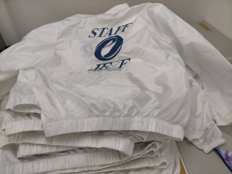 白いスタッフジャンパーがきれいに広げられている写真