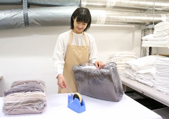 女性スタッフがパッキングしている様子