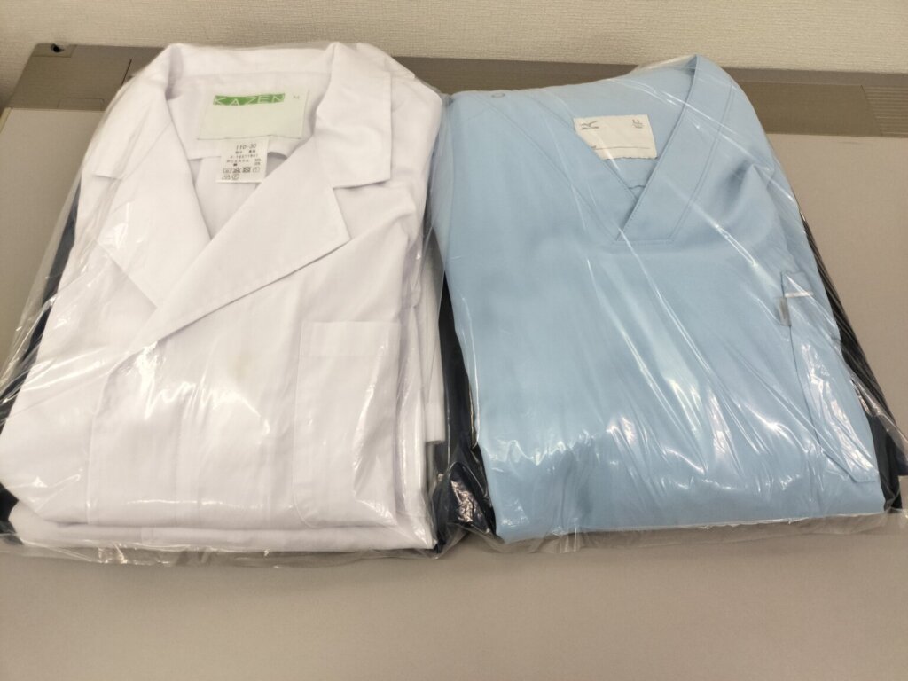 白衣とスクラブを個別包装し、納品前にきれいに仕上げた状態の写真