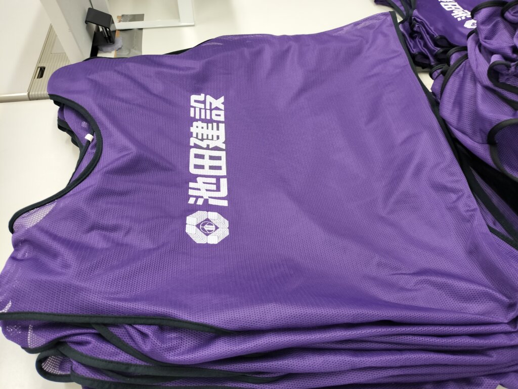 紫色のビブス仕上げ後広げた状態