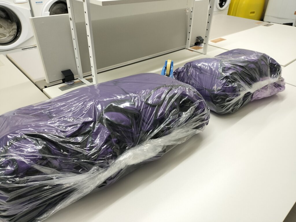 紫色のビブスがビニールで梱包されてる