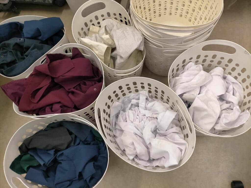 仕分けされたスクラブ・白衣・タオル類。