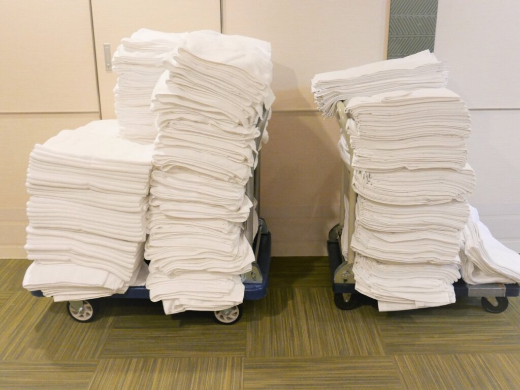 都内の宿泊施設で使用されるリネン類を集荷する様子

