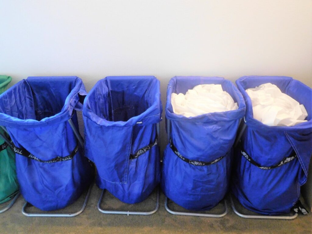 都内の宿泊施設で使用されるリネン類を、定期配送で集荷する洗濯代行用ランドリーバッグ

