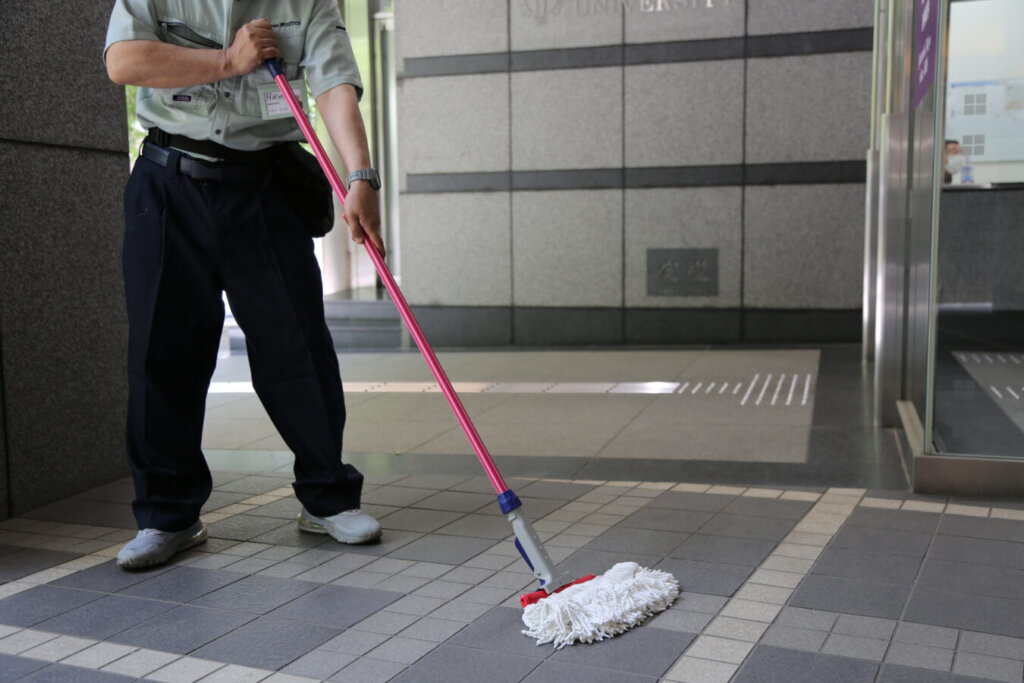 病院入り口でモップをかけてる様子