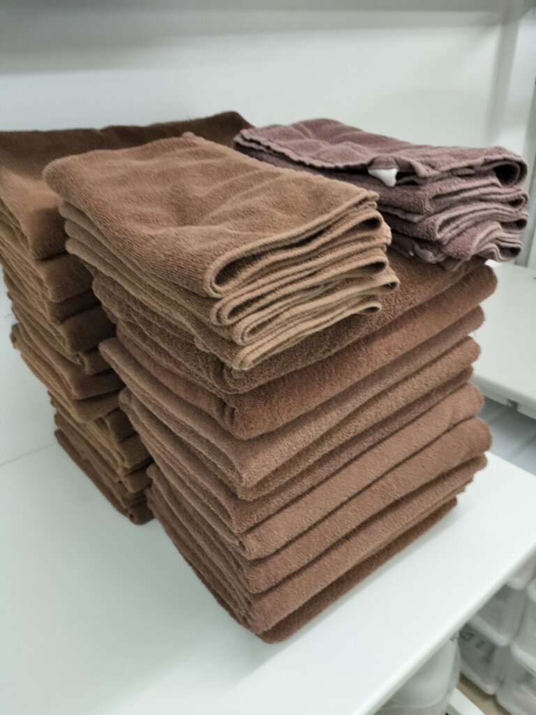 仕上げ後に整然と積まれたタオル類