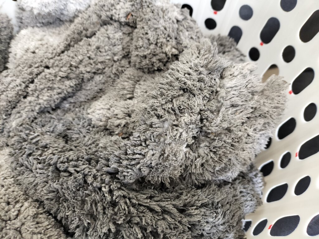 使用後で汚れが残った清掃用モップの繊維の状態