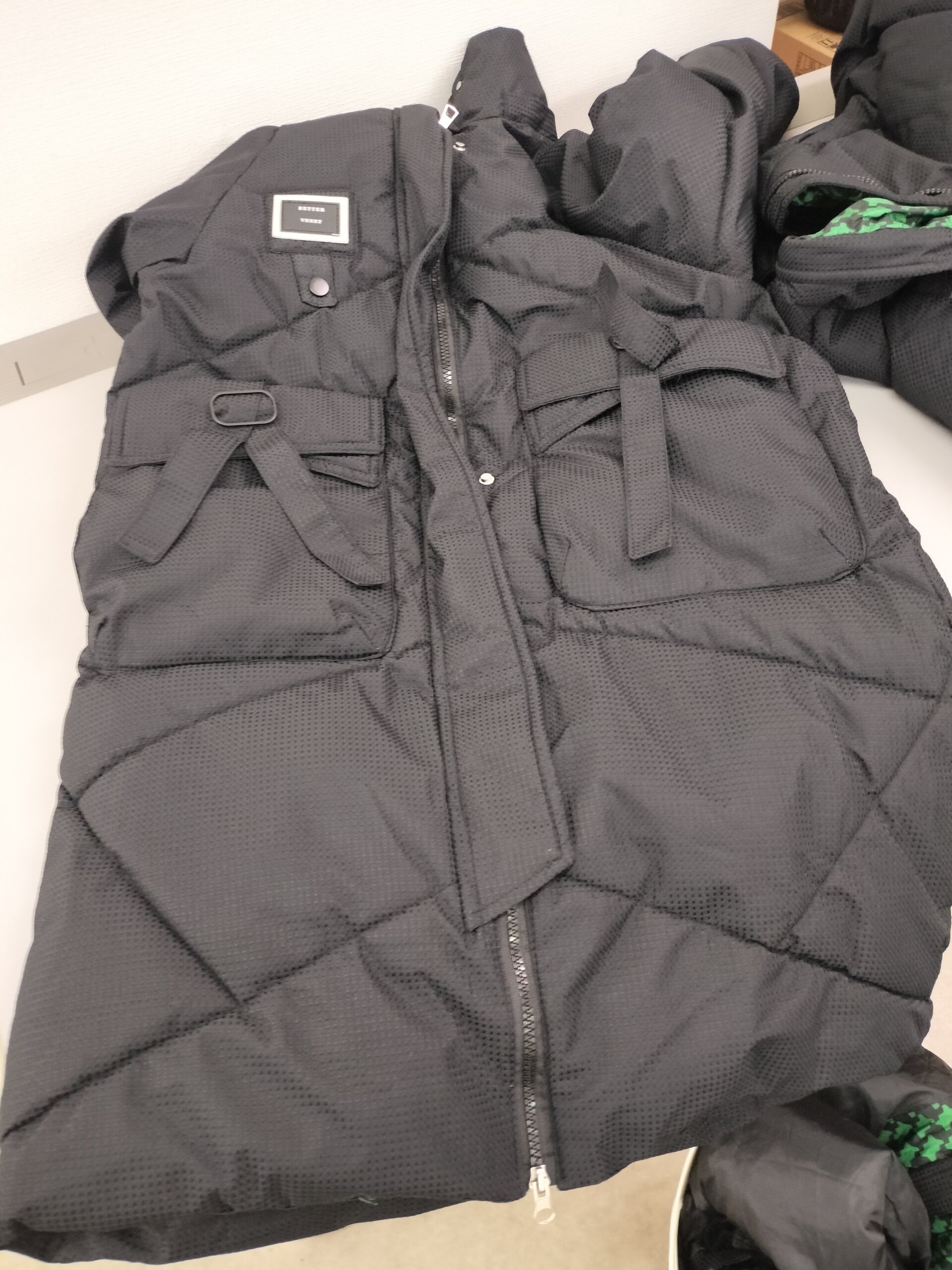 ベンチコートの洗濯代行｜大量でもまとめて対応できます【スポット利用事例】