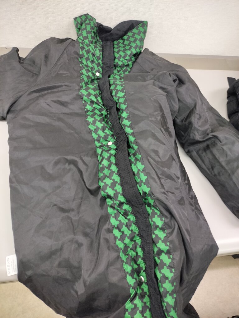 ベンチコートの内側構造と裏側部分