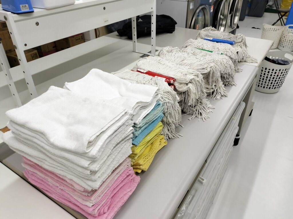 洗濯後の雑巾モップが台の上に並んでる
