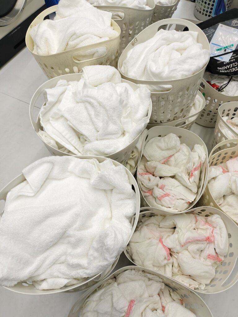 美容クリニックから届いた大量の使用済みフェイスタオル