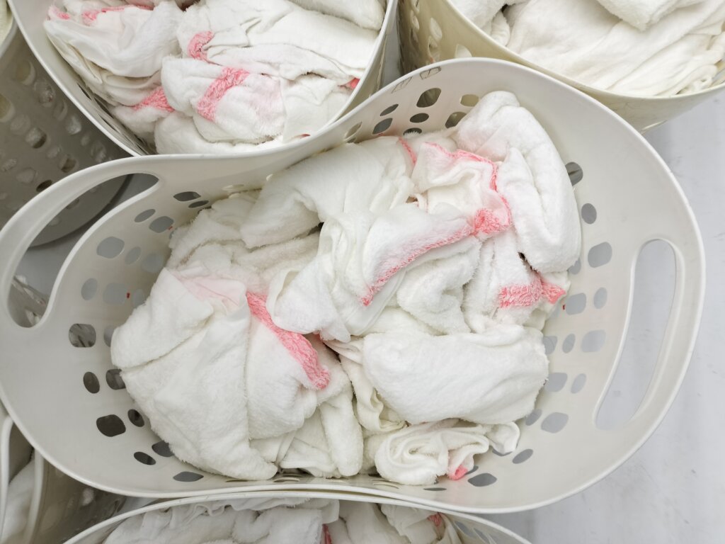 美容クリニックから届いた大量の使用済みフェイスタオル